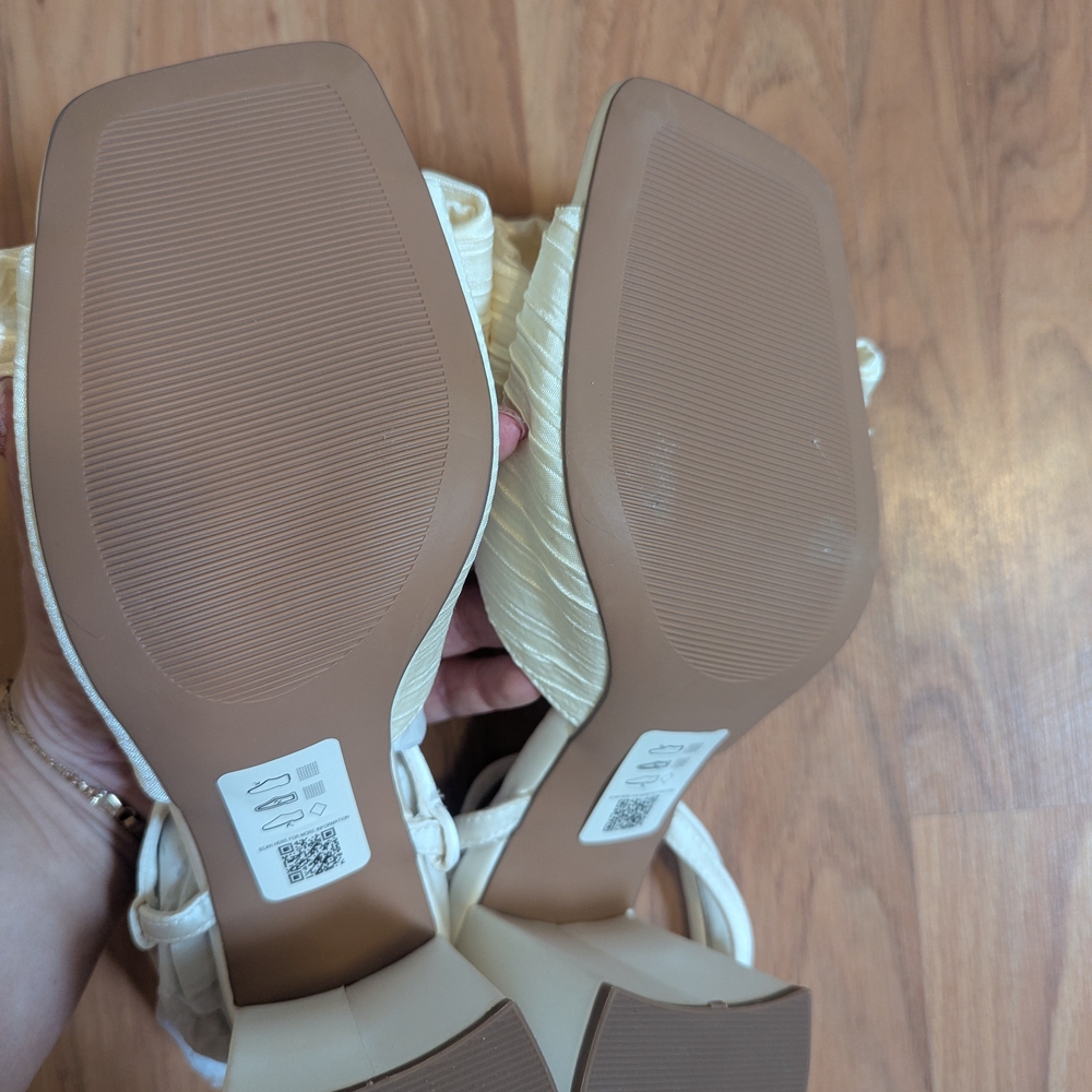 ASOS Cream Bow Block Heels - Picture 2 of 7